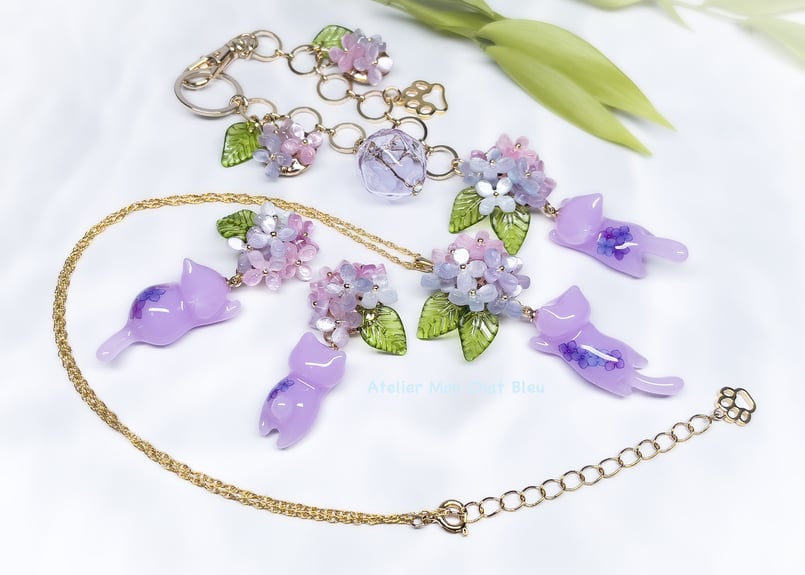 【fairy様】1345天然石　琉球ガラス　紫陽花　猫　月型　レジン　ネックレス 紫陽花追っかけねこのネックレス パープル×ピンク×ブルー