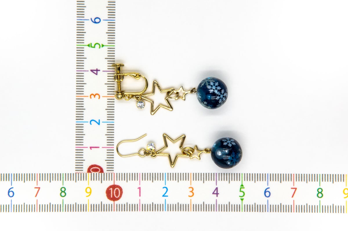 再販〉スノーボールと星が揺れるピアス | Atelier Mon Chat Bleu
