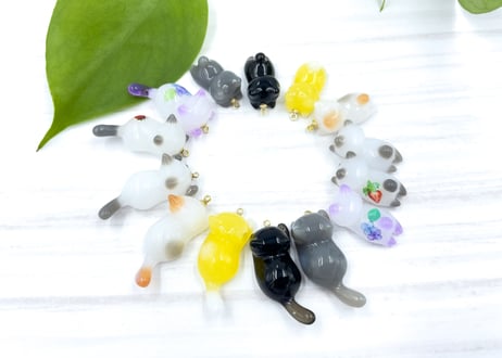 星追っかけねこのピアス　白グレー
