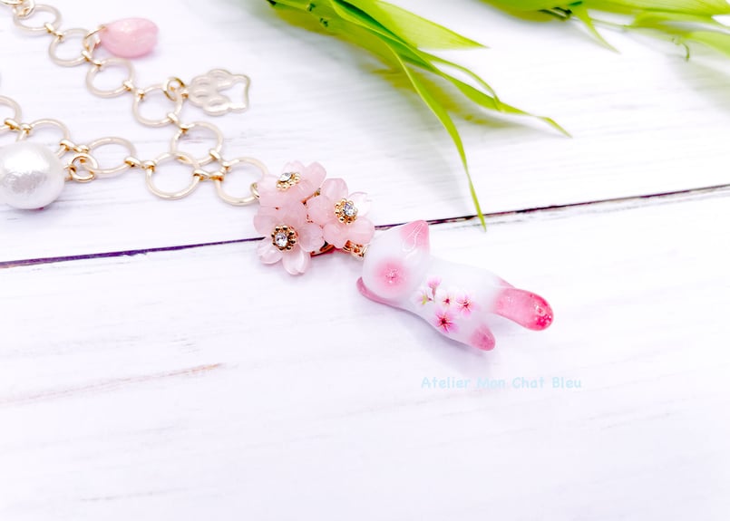 ピアス　猫　白　花　パールチャーム　ピンク　ガラスチャーム　春　デート　公園 ピアス猫白花パールチャームピンクガラスチャーム春デート公園