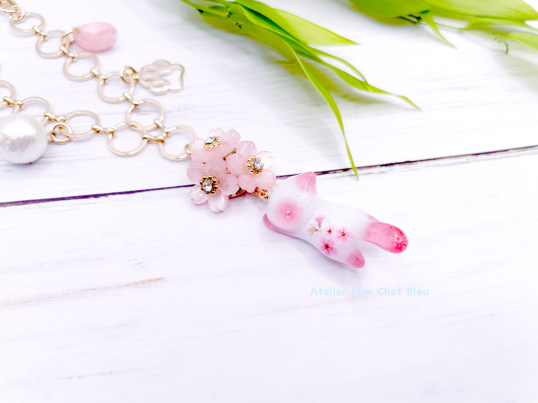 専用商品K-10102 野生を失った猫チャーム(桜) 桜追っかけねこのバッグチャーム〈リニューアル版〉 | Atelier Mon