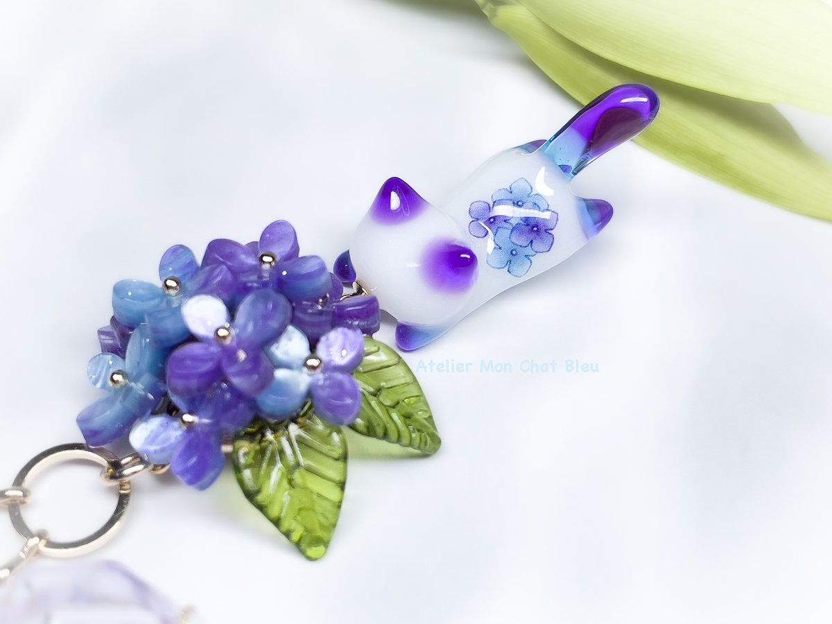 紫陽花追っかけねこのバッグチャーム バイオレット×ブルー | Atelier