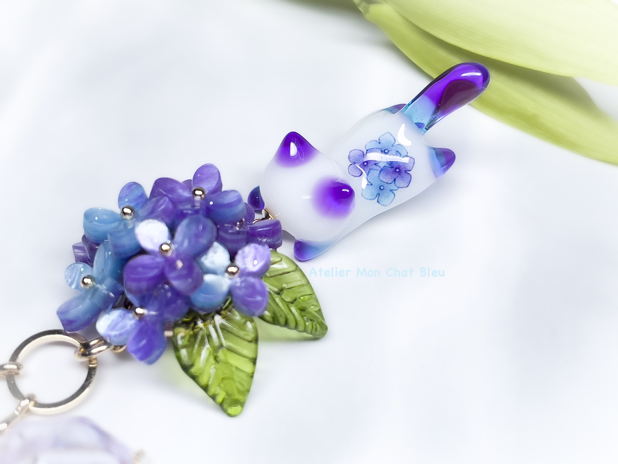 紫陽花追っかけねこのバッグチャーム バイオレット×ブルー | Atelier