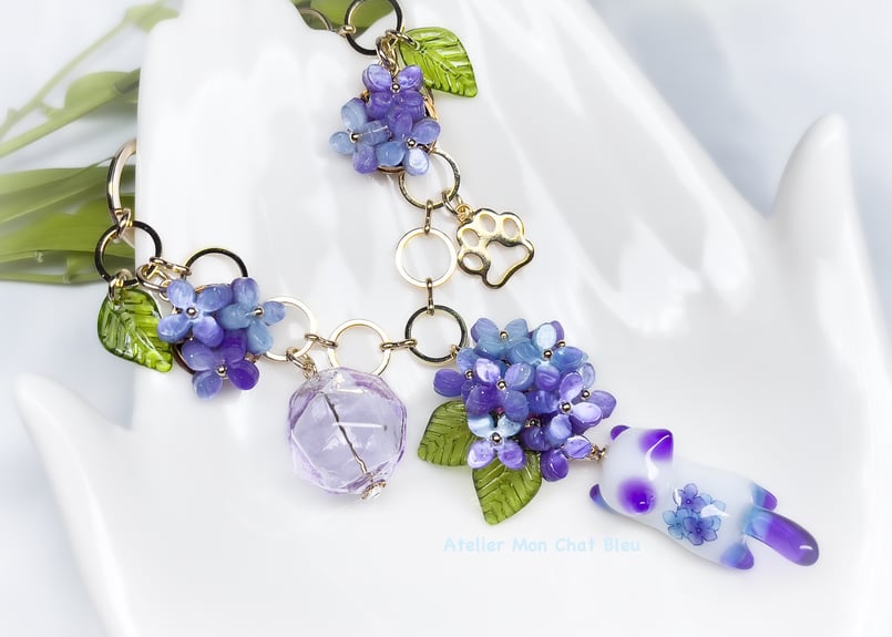 紫陽花追っかけねこのバッグチャーム バイオレット×ブルー | Atelier