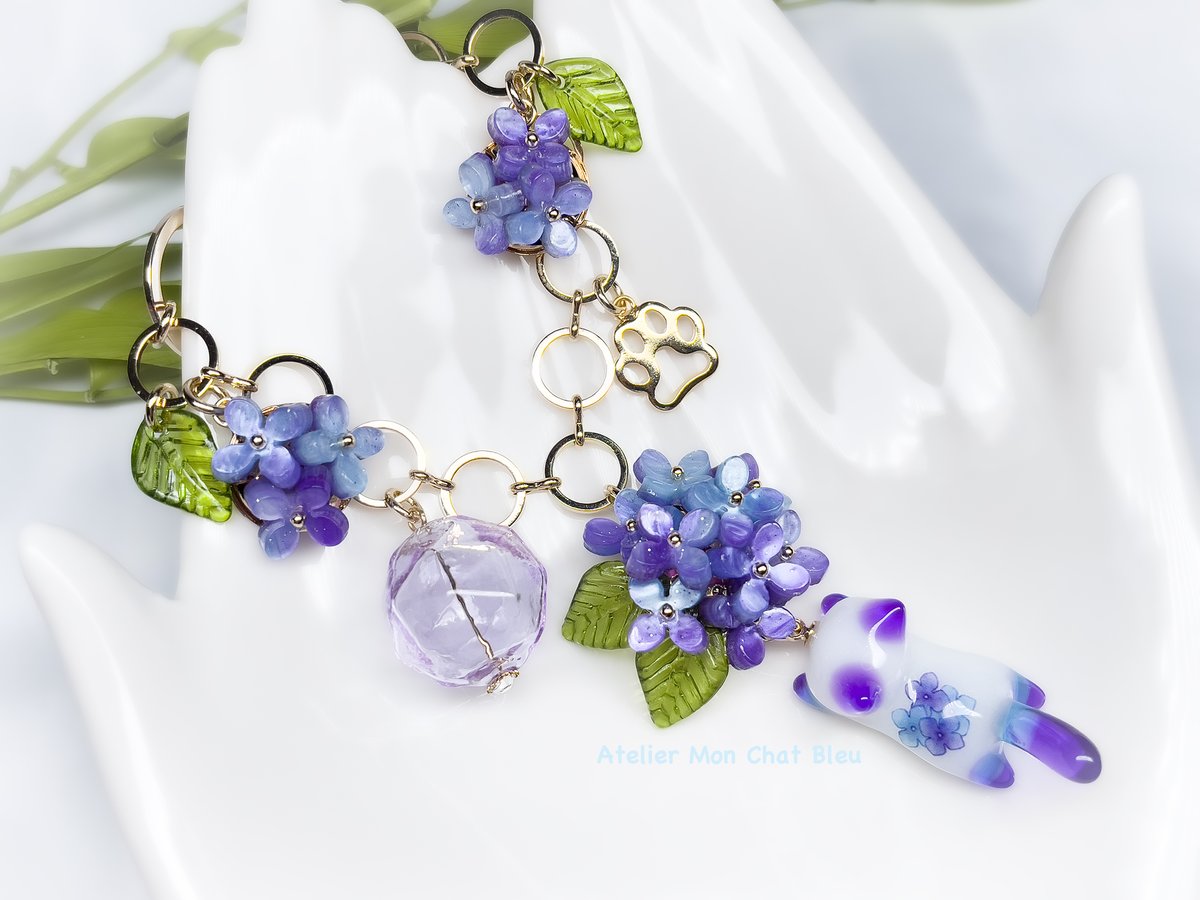 紫陽花追っかけねこのバッグチャーム バイオレット×ブルー | Atelier