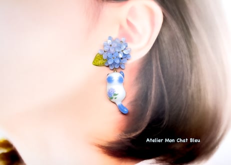 〈2025限定色〉紫陽花追っかけねこのピアス　淡ブルー