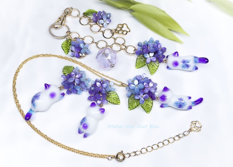 紫陽花追っかけねこのバッグチャーム バイオレット×ブルー | Atelier
