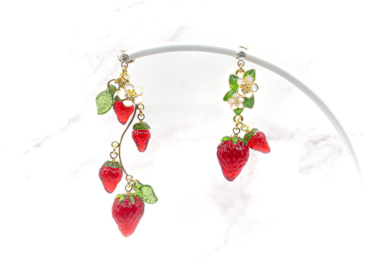 ☆苺いっぱいフェミニン猫ちゃんピアス☆