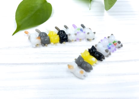 星追っかけねこのピアス　白グレー