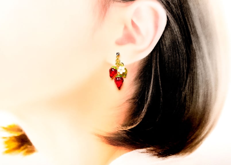 再販〉〈リニューアル版〉小粒いちごと花のピアス | Atelier Mon Chat Bleu