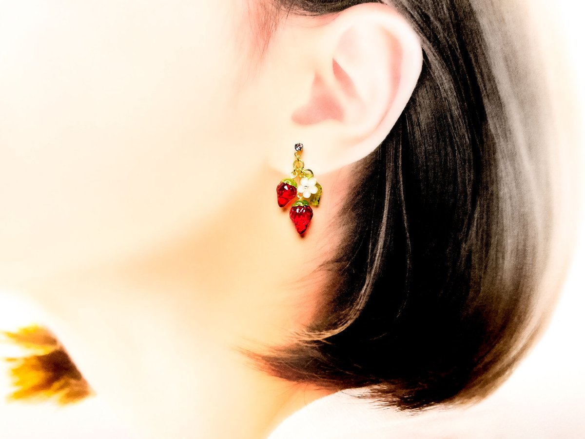 再販〉〈リニューアル版〉小粒いちごと花のピアス | Atelier Mon Chat Bleu