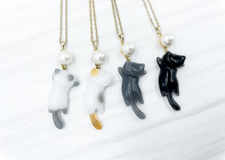 パール追っかけねこのネックレス　黒