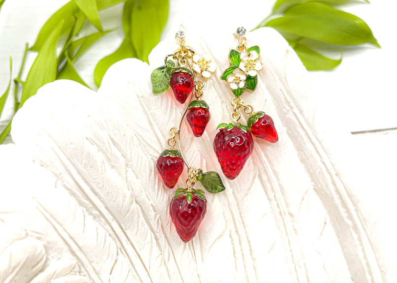 いちごがいっぱいピアス | Atelier Mon Chat Bleu