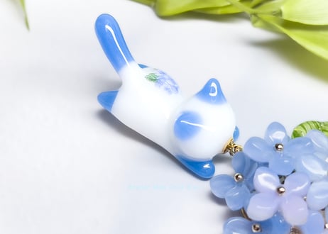 〈2025限定色〉紫陽花追っかけねこのバッグチャーム　淡ブルー