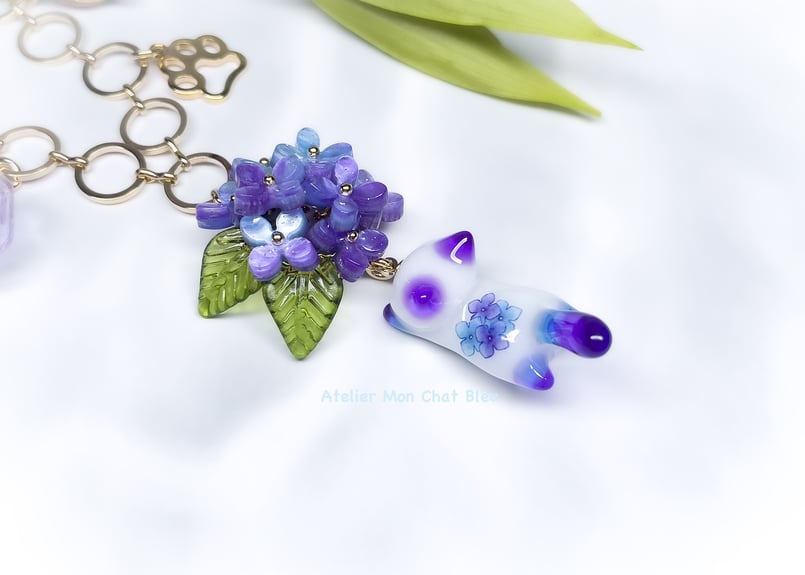 紫陽花追っかけねこのバッグチャーム バイオレット×ブルー | Atelier