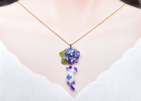 紫陽花追っかけねこのネックレス　バイオレット×ブルー