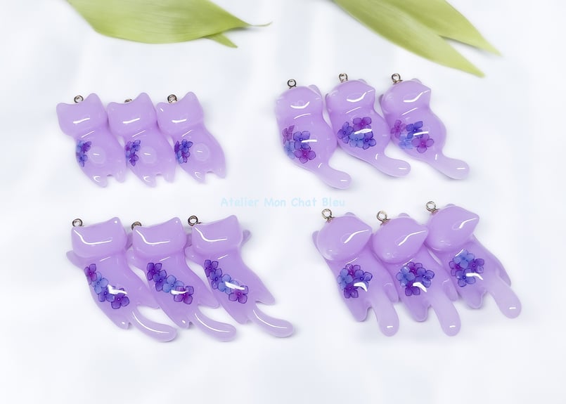 ☆紫陽花・リボン・じゃれ猫・パーツ・チャーム☆ 紫陽花追っかけねこのバッグチャーム パープル×ピンク×ブルー