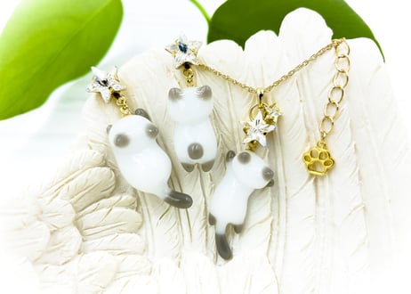 星追っかけねこのピアス　白グレー