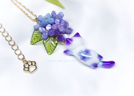 紫陽花追っかけねこのネックレス　バイオレット×ブルー