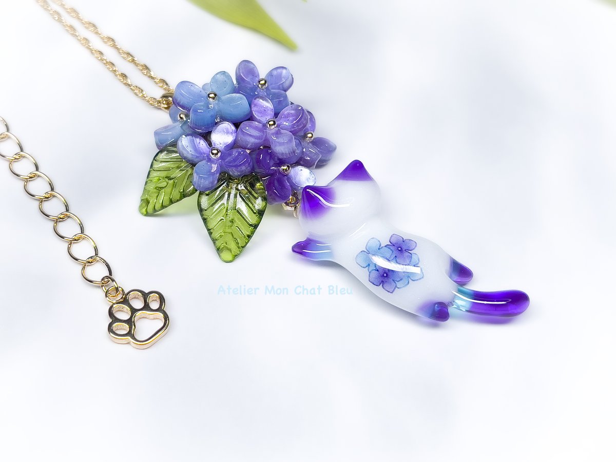 紫陽花追っかけねこのネックレス バイオレット×ブルー | Atelier Mon