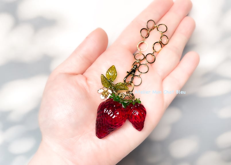 いちごと花のバッグチャーム | Atelier Mon Chat Bleu
