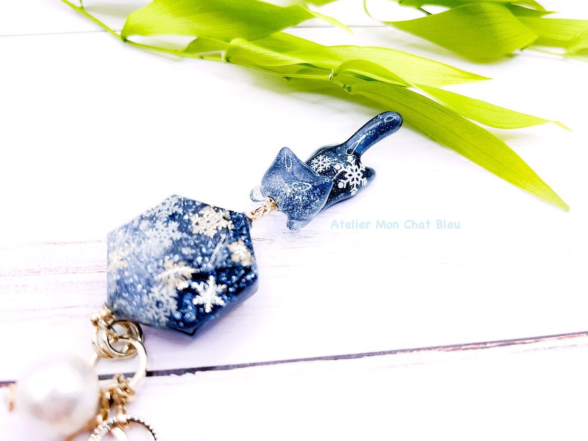 雪追っかけねこのバッグチャーム | Atelier Mon Chat Bleu