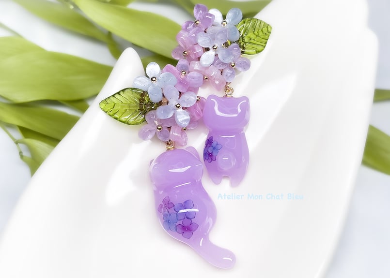 在庫限り】紫陽花追っかけねこのピアス パープル×ピンク×ブルー