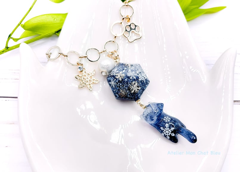 雪追っかけねこのバッグチャーム | Atelier Mon Chat Bleu