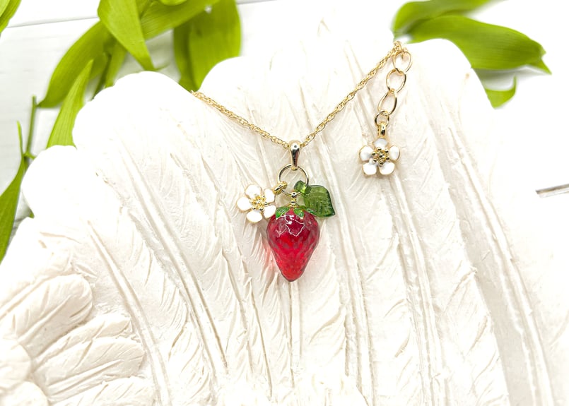 いちごと花のネックレス〈リニューアル版〉 | Atelier Mon Chat Bleu
