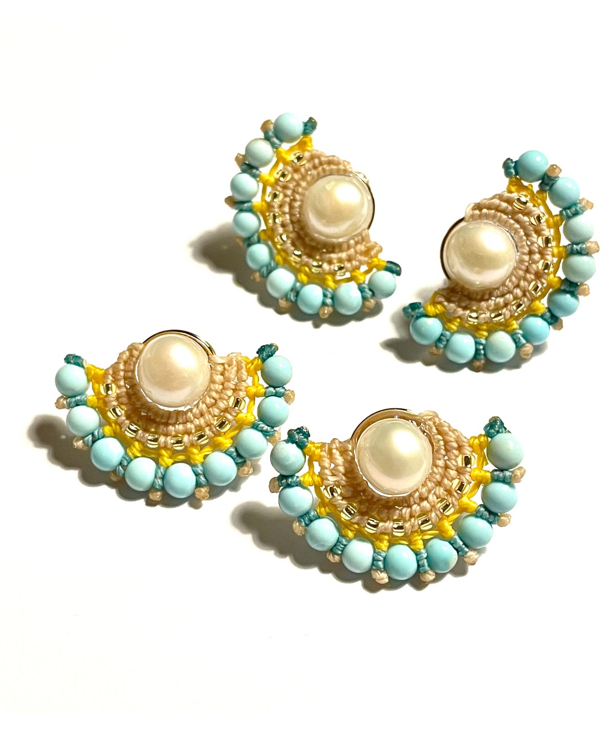 パールと天然石のマクラメ 孔雀イヤリング＆ピアス | silica nuzzle  