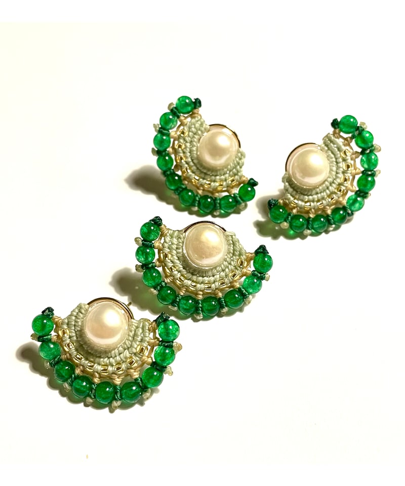 パールと天然石のマクラメ 孔雀イヤリング＆ピアス | silica nuzzle  