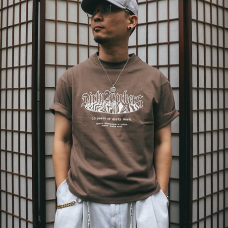 DWS 10YEARS GLOW IN THE DARK-PRINT TEE_BROWN※受注販売
