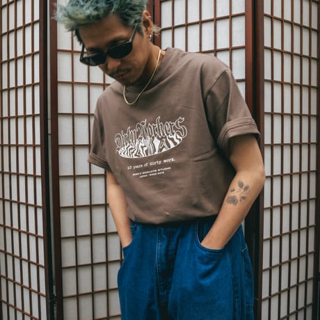 DWS 10YEARS GLOW IN THE DARK-PRINT TEE_BROWN※受注販売