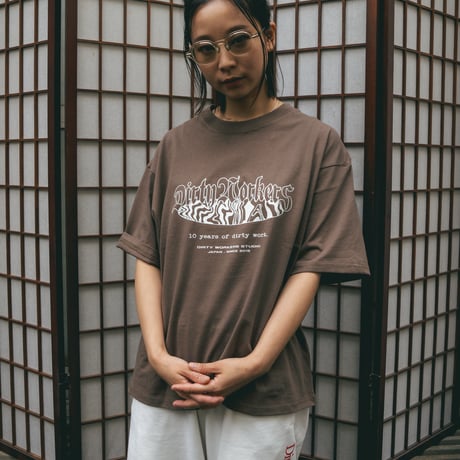 DWS 10YEARS GLOW IN THE DARK-PRINT TEE_BROWN※受注販売