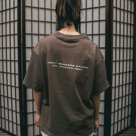 DWS 10YEARS GLOW IN THE DARK-PRINT TEE_BROWN※受注販売