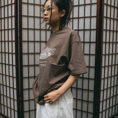 DWS 10YEARS GLOW IN THE DARK-PRINT TEE_BROWN※受注販売