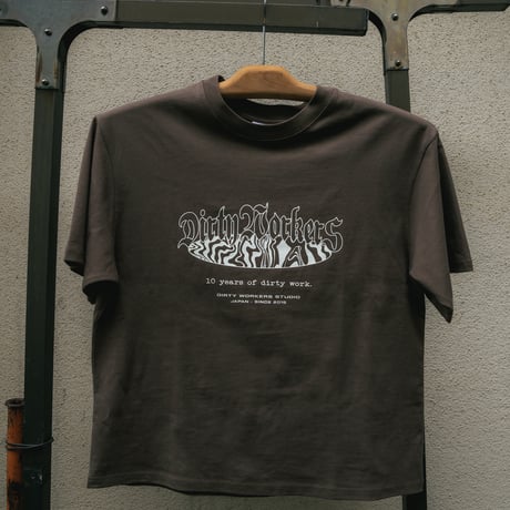 DWS 10YEARS GLOW IN THE DARK-PRINT TEE_BROWN※受注販売