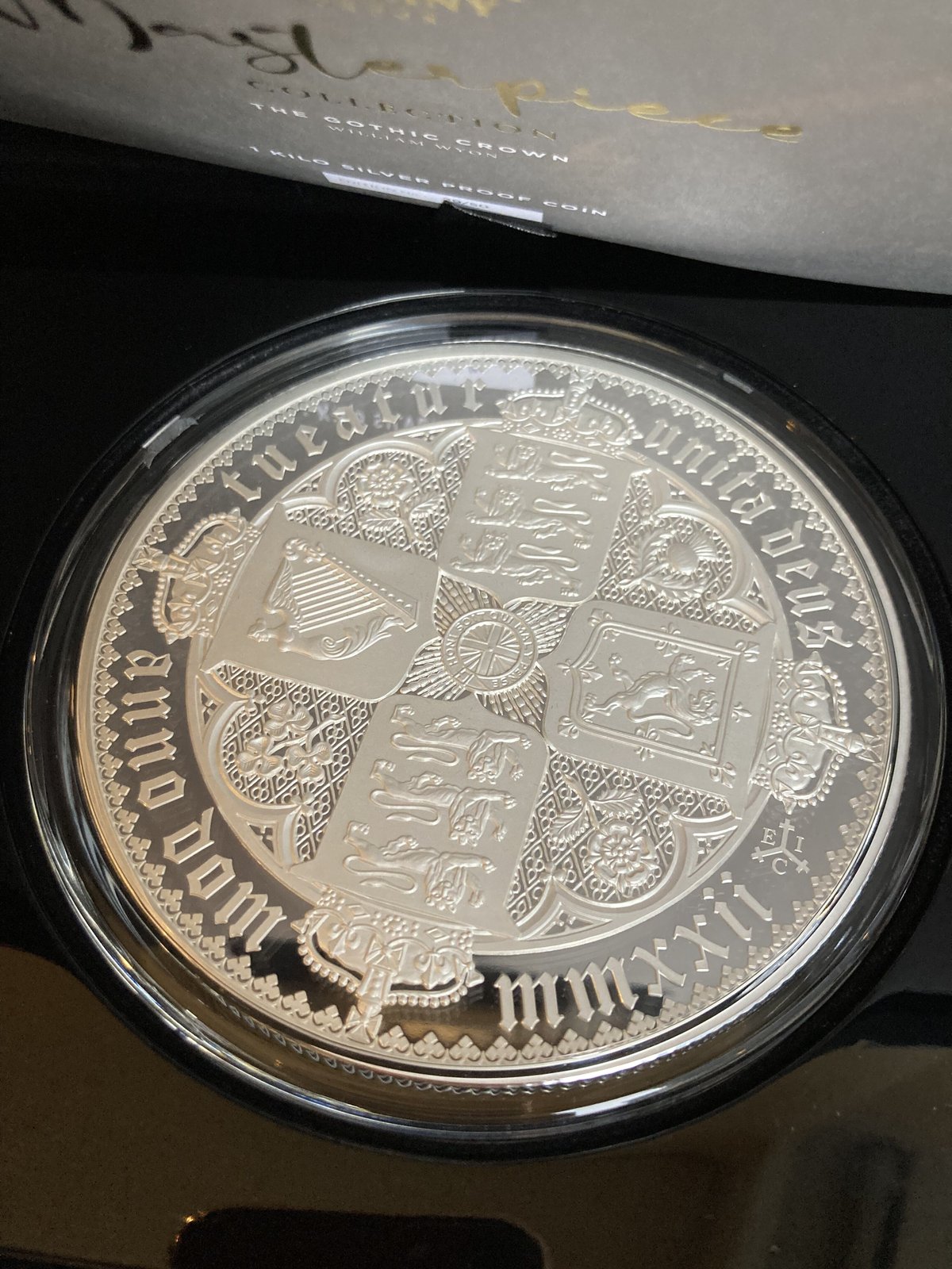 1kg銀貨・発行50枚】ゴチッククラウン セントヘレナ マスターピース版