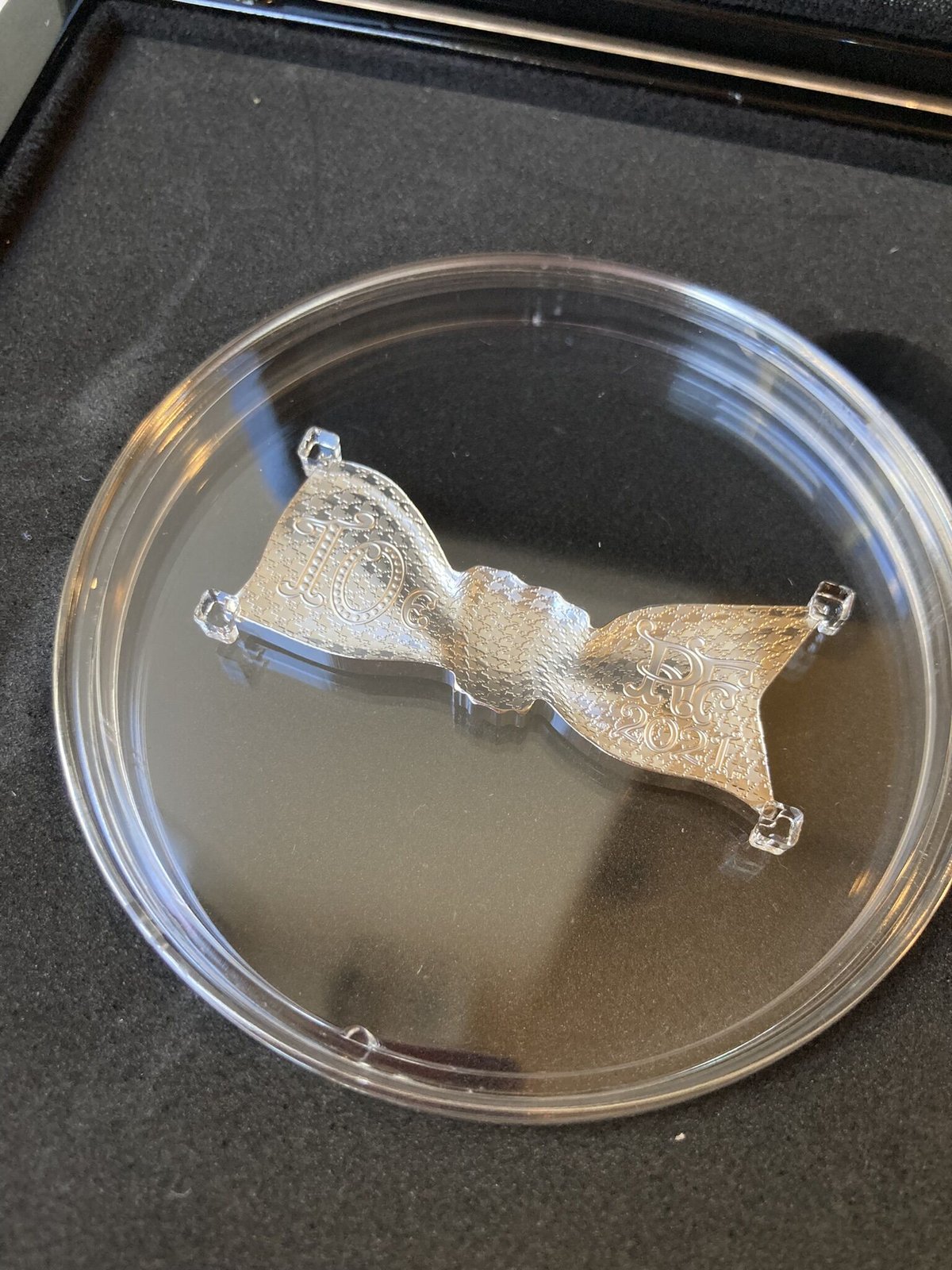 Dior公式 フランス造幣局 2021 ディオール 10ユーロ銀貨 リボン型