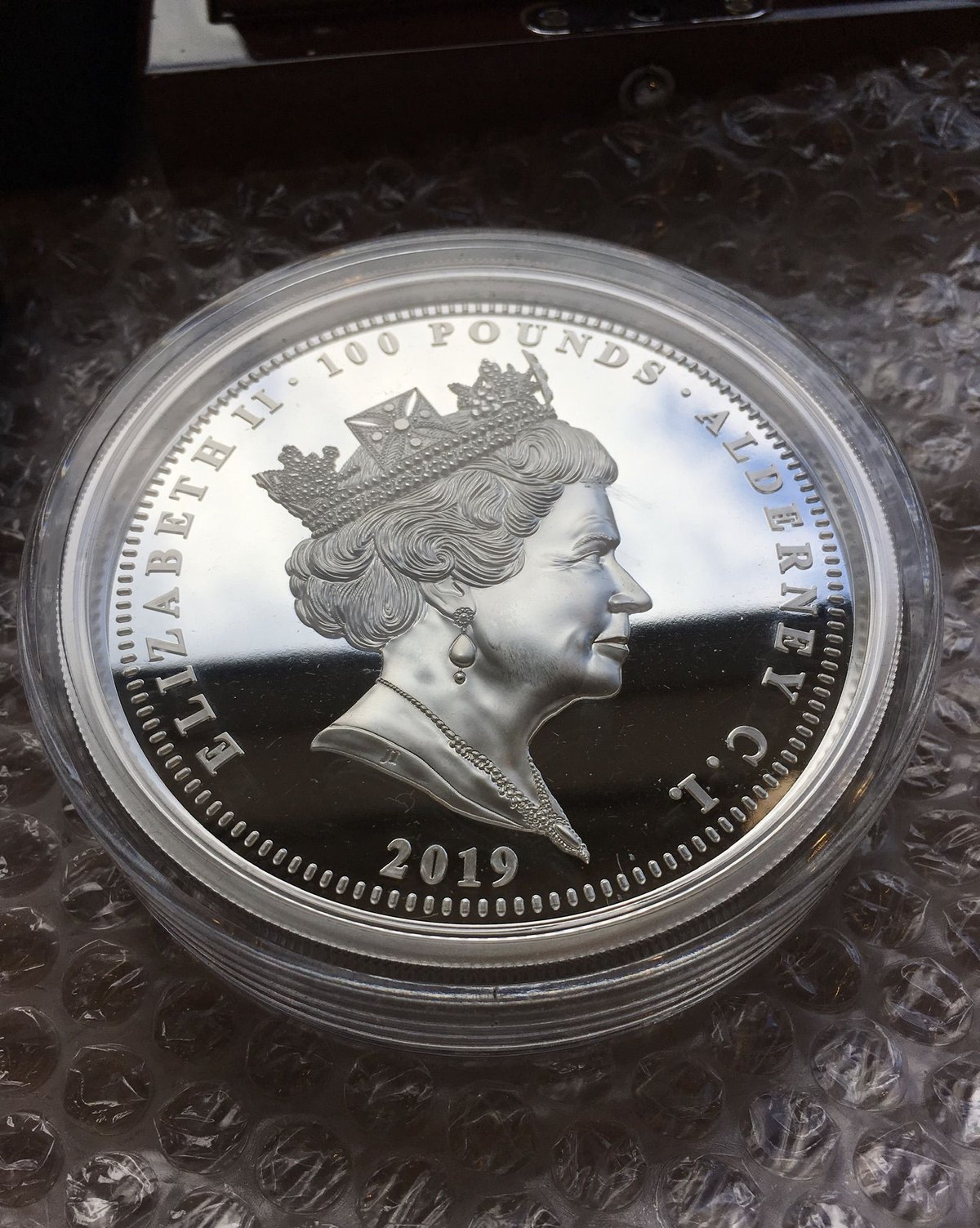 ウナとライオン100oz(約3110g)1kg あたり17万円です。石福金属興業 ウナとライオン100oz(約3110g)1kg あたり17万円です。石福金属