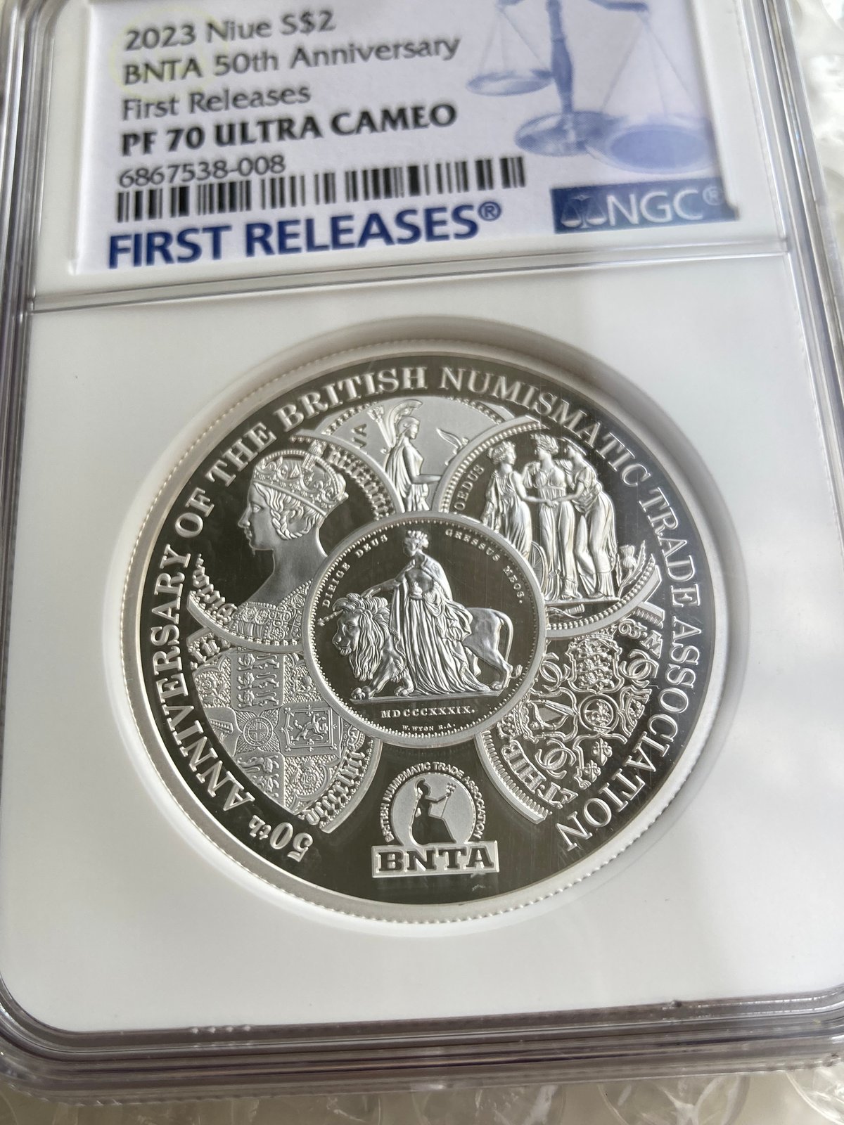 ウナとライオン・スリーグレイセス・ゴチッククラウン全部乗せデザイン