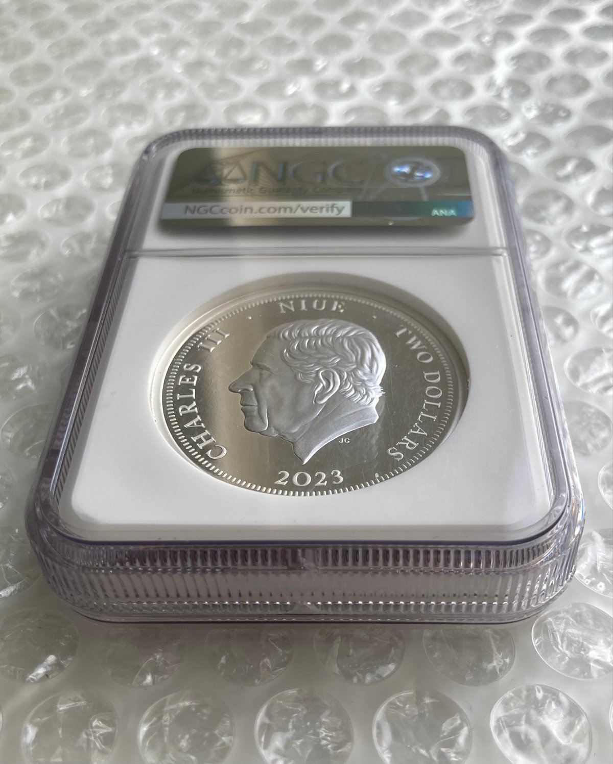 ウナとライオン・スリーグレイセス・ゴチッククラウン全部乗せデザイン