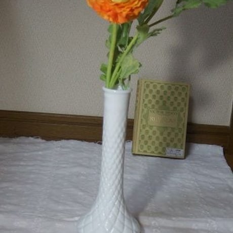 ミルクガラスベース（花瓶） b-127