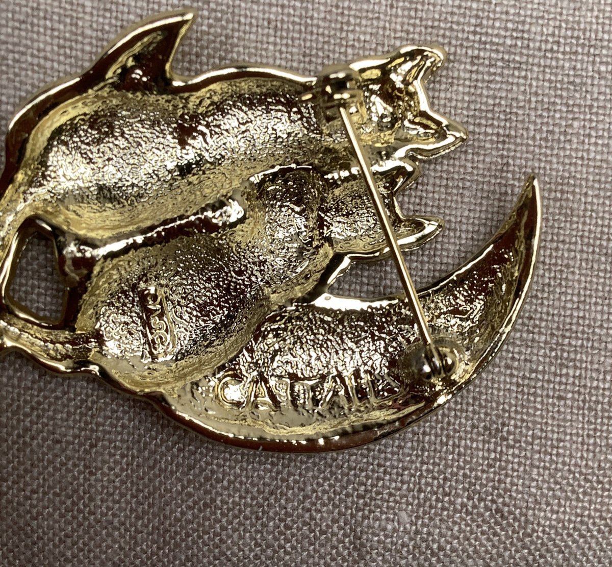 ねこのブローチ 月の上の2匹の猫 AJC社 a-1499 | Ivy