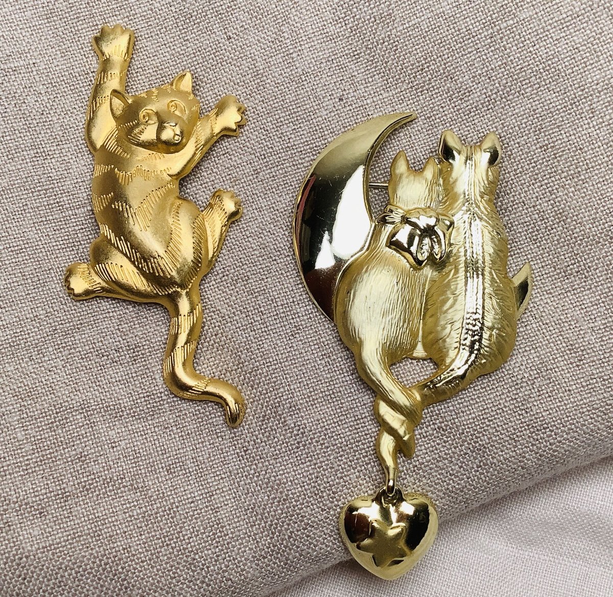 ねこのブローチ 月の上の2匹の猫 AJC社 a-1499 | Ivy