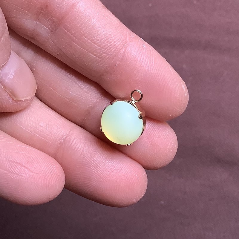 ウランガラスカボションセッティング付き チェコガラス直径10mm a-1450