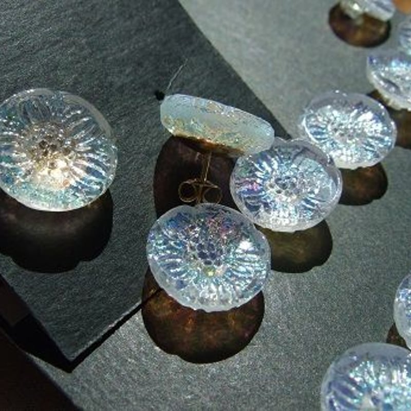 スノードロップ　アンティークカメオボタン　チェコガラス　バネ式イヤリング スノードロップ アンティークカメオボタン チェコガラス バネ式