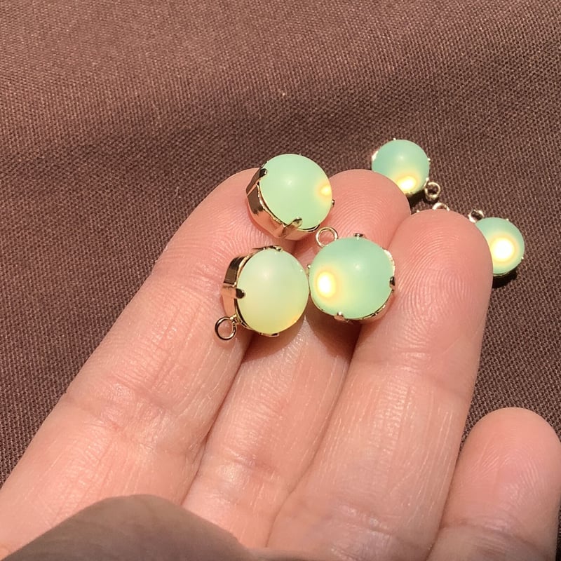 ウランガラスカボションセッティング付き チェコガラス直径10mm