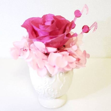 M005 プリザーブドフラワー/白い花器：ピンクのバラ
