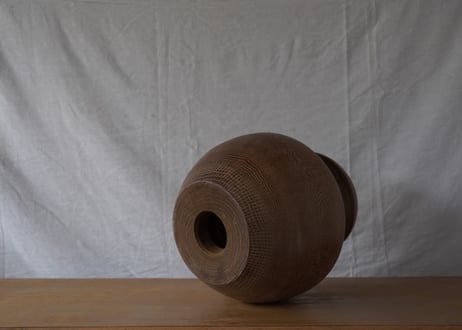 表情豊かなくりぬきの花器